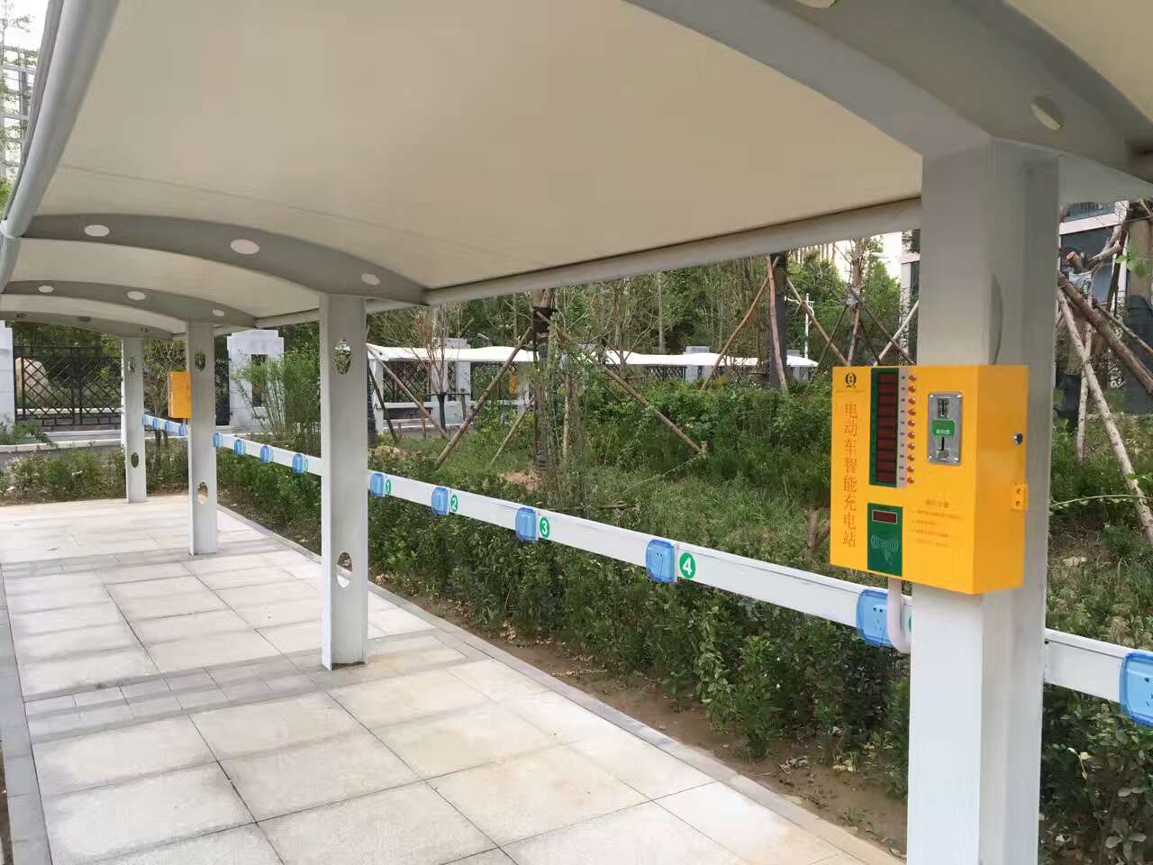 选择小区电动车充电桩厂家的关键要素与充电站发展趋势